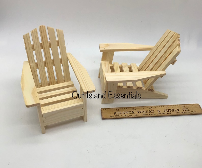 Puede incluir: Dos sillas Adirondack de madera sin terminar. Las sillas son de madera natural y est&aacute;n listas para ser pintadas o te&ntilde;idas. Las sillas miden aproximadamente 30 cm de alto y 25 cm de ancho. Out Island Essentials.