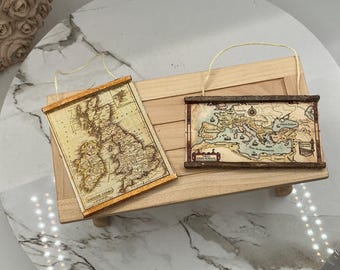 木製イギリス地図型(壁掛け)とヨーロッパ都市などの指貫25個セット 職人手作りのドールハウス用ミニチュア壁掛け地図 2枚セット | ドール