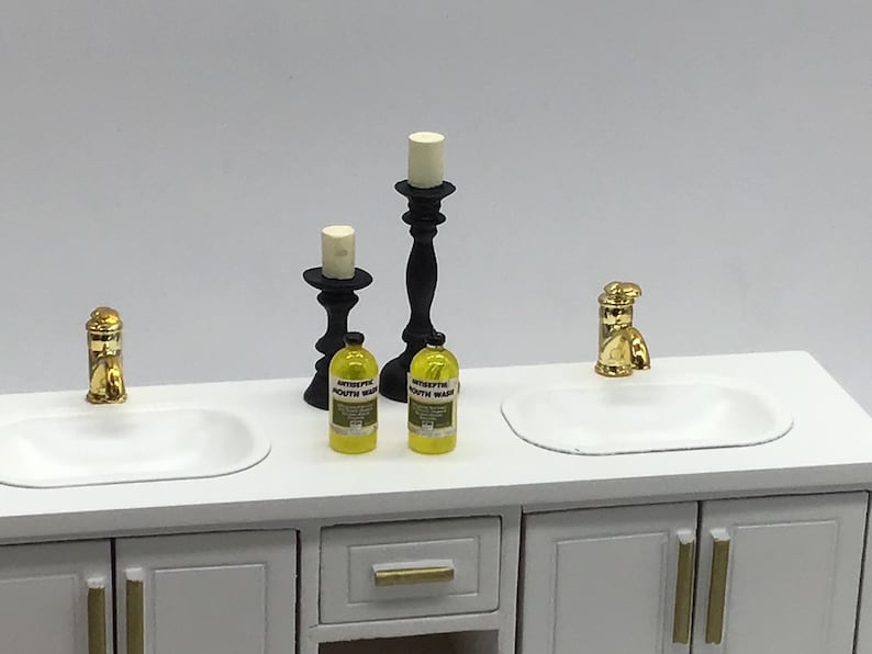 Miniatyr toalettartiklar till dockskåpet I Miniatyrmunskölj med väteperoxid och ibuprofen I Miniatyrvårdsprodukter I Nödvändigheter i skala 1:12 Yellow Mouthwash