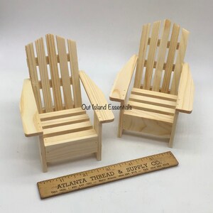 Puede incluir: Dos sillas Adirondack de madera sin terminar. Las sillas est&aacute;n hechas de madera natural y est&aacute;n listas para ser pintadas o te&ntilde;idas. Las sillas miden aproximadamente 46 cm de alto y 30 cm de ancho.