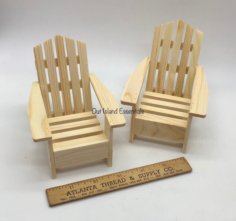 Puede incluir: Dos sillas Adirondack de madera sin terminar. Las sillas est&aacute;n hechas de madera natural y est&aacute;n listas para ser pintadas o te&ntilde;idas. Las sillas miden aproximadamente 46 cm de alto y 30 cm de ancho.