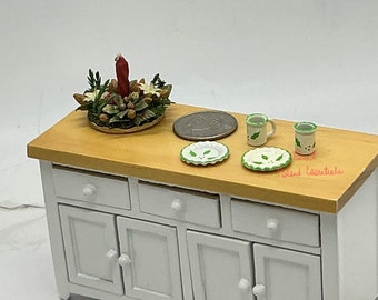 Platos y tazas navideños en miniatura I Platos navideños para casa de muñecas I Platos en miniatura I Accesorio para muñecas a escala 1:12
