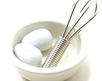 Miniatyr Wisk-skål och 2 ägg I Dockhusbaktillbehör I Miniatyrdockkökstillbehör I Miniatyrdockhus I Skala 1:12