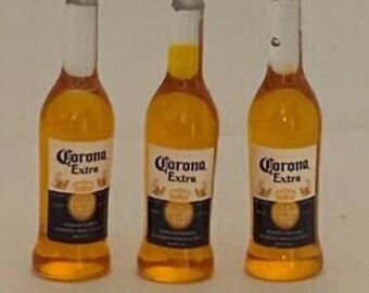 Eine Flasche und ein Glas Baileys 1:10-Miniatur