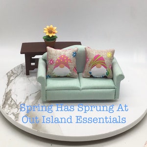 Almohada de gnomo de primavera en miniatura para casa de muñecas, hecha a mano, de 2 piezas / Almohadas de primavera en miniatura / Almohadas en miniatura a escala 1:12