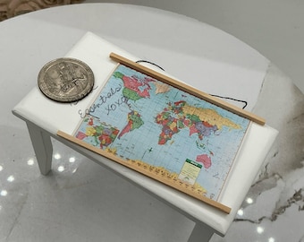 Mapa de pared en miniatura para casa de muñecas, hecho a mano / Mapas del mundo vintage para casa de muñecas / Geografía en miniatura para casa de muñecas / Accesorios a escala 1:12