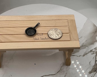 Svart stekpanna till dockhus I Miniatyr dockfritös I Kokpannor till miniatyr dockhus I Tillbehör till dockhuskök i skala 1:12