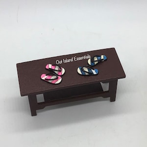 Ein Paar Puppenhaus Miniatur Flip Flops I Miniatur Puppenschuhe I Miniatur Puppenhaus Strandschuhe I 1:12 Maßstab Puppenhaus Zubehör