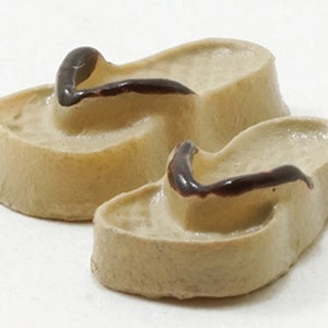 Ein Paar Puppenhaus Miniatur Flip Flops I Miniatur Puppenschuhe I Miniatur Puppenhaus Strandschuhe I 1:12 Maßstab Puppenhaus Zubehör