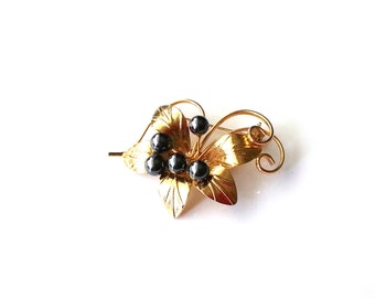 Vintage gold tone flower brooch - vintage brooch - gift for her