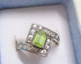Unusual silver ring with green crystal stone framed by white crystal stones 16.75 mm size 53