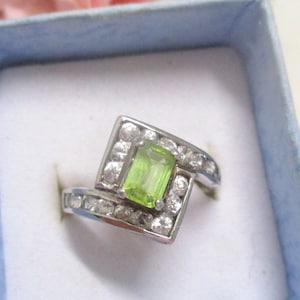 Unusual silver ring with green crystal stone surrounded by white crystal stones 16.75 mm size 53