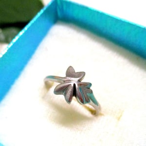 Fine old silver ring with leaf motif Vintage Hippie Boho 17.25 mm size 54