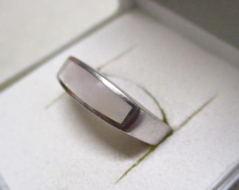 Elegant vintage silver ring with white mother-of-pearl, slightly angular design 17.75 mm 56