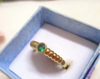Fine designer vintage ring cabouchon green stone gold hard gold plated 20.25 mm size 64 as good as new