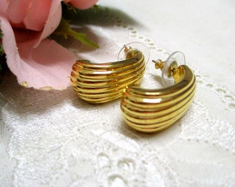 Szlachetne kolczyki-wkręty Kolczyki z karbowanym wzorem w kolorze kaboszonowym, pół-kreolskie złoto