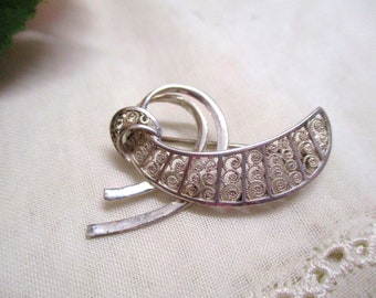 Enchanting filigree little silver brooch