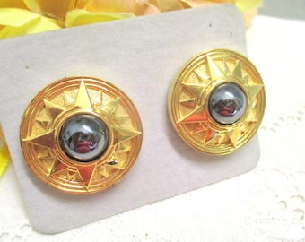 Duże ekskluzywne klipsy do uszu z okrągłym szarym kamieniem, sztucznym hematytem w kolorze złota, ze słońcem, twarde złoto platerowane