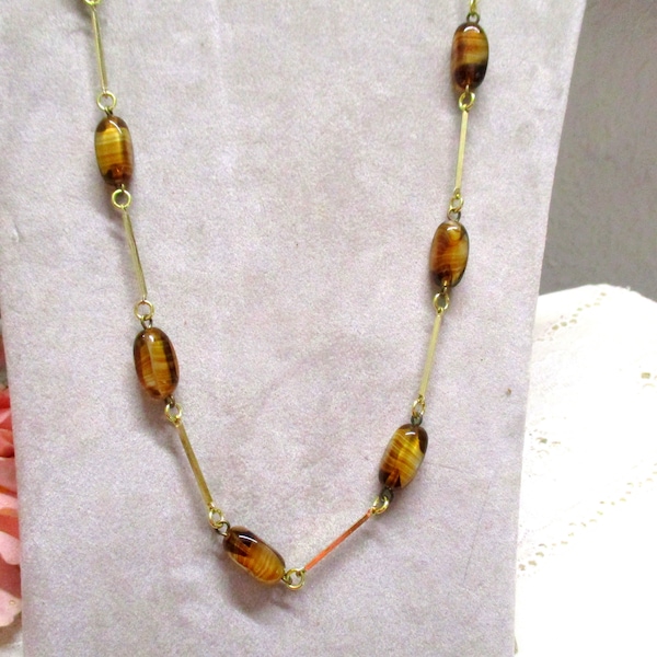 Dekorative lange Flapper Halskette goldfarben braun marmorierte Glassteine Länge 78 cm