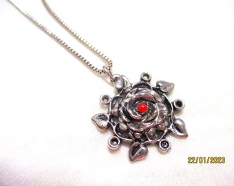 Colgante modernista, aspecto plateado, gargantilla vintage, joyería tradicional, piedra roja.