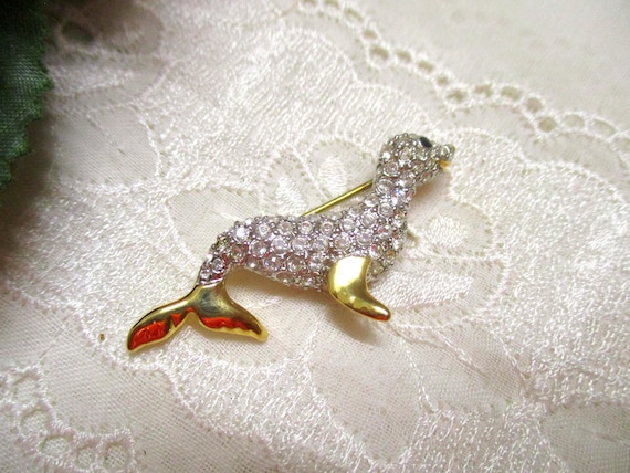 Zauberhafte sehr niedliche Brosche Seehund mit Swarovski Strass Cabouchon vergoldet Strassbrosche pavé