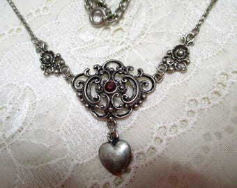 Precioso collar vintage bañado en plata, joyería tradicional, bisutería, piedra rojo granate, corazón