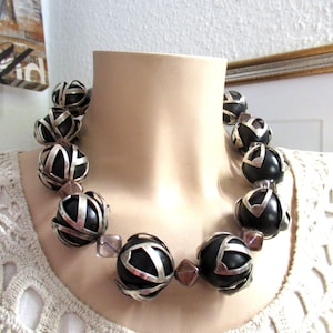Massives Chunky Collier mit großen schwarzen Perlen in silberfarbener Fassung aus den 90er Jahren  Chunky Boho Halskette