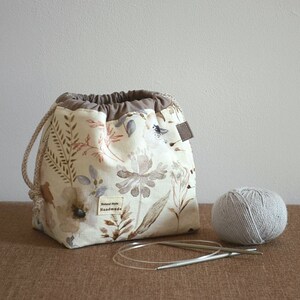 Floral drawstring project bag Knitting or crochet bag Dried flowers Yarn organizer Sac à projet Gift for knitter Sock tote