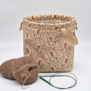 Baby deer print Knitting project bag drawstring, fully lined, interior pockets Knit on the go Sac à projet Waterproof bag Deer Meadow