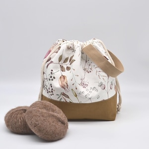 Bolsa de proyecto de tejido con cordón y flores secas, bolsa de ganchillo, bolsa de proyecto para tejer sobre la marcha, regalo para tejedores, bolsa de proyecto de hilo, bolsa de proyecto