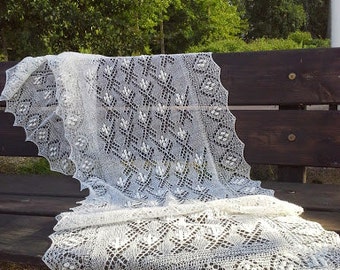 SUR COMMANDE. Châle Haapsalu « La campanule » tricoté à la main, dentelle traditionnelle estonienne, 100 % laine.
