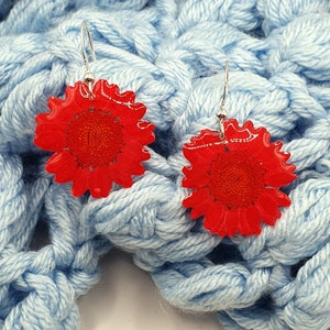 Red daisy flower earrings, sister gift, handmade, gift for her, artisanal jewelry, costume jewelry, gift for mom
