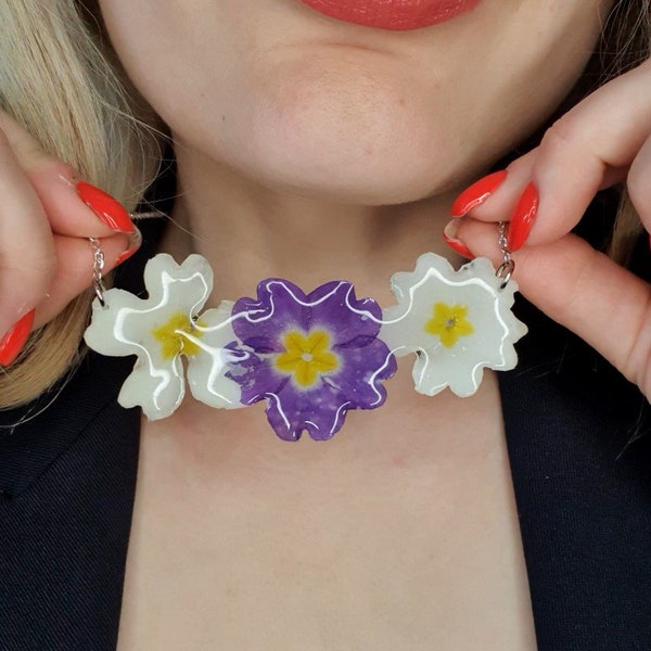 Collier pendentif primvère sautoir femme en fleurs naturelles, fleurs en resine, bijou fait main