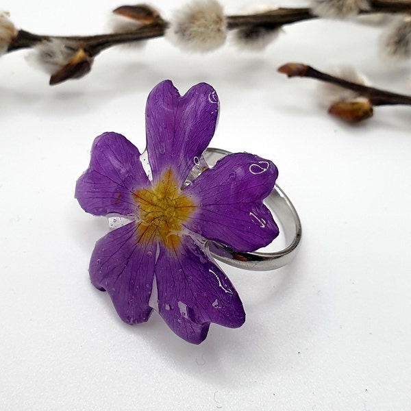 Bague femme Primevère violette fleurs pressées, cadeau pour femme, bague fine minimaliste, bijoux artisanaux, cadeau maman, bague magique