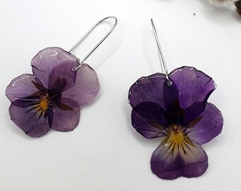 Boucles d'oreilles Pensées violettes naturelles recouvertes de résine livrés dans leur pochette cadeau