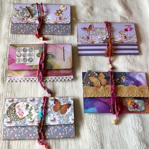 Cinq enveloppes à double poche OOAK avec cordon de soie et breloque plaqué or