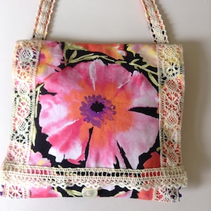 SOLDES Joli sac en coton et dentelle à fleurs unique en son genre.