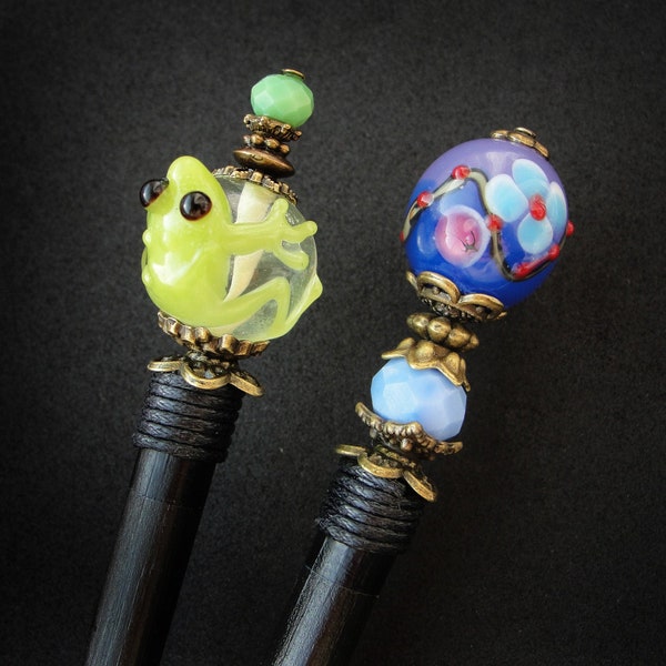 Lot de 2 épingles à cheveux en bois, grenouille et fleurs, lampwork bleu vert, longueur personnalisée