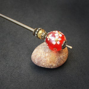 Red sakura kanzashi, tensha bead, bronze stick