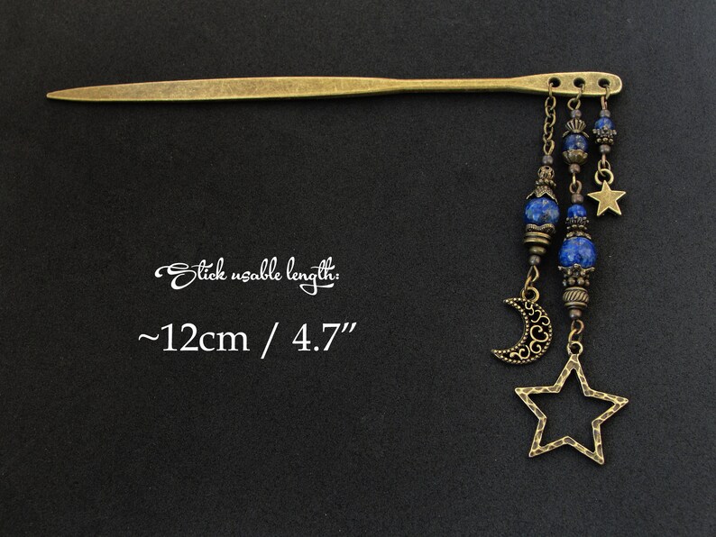 Puede incluir: Una varita para el pelo dorada con una cuenta de lapisl&aacute;zuli azul y un dije de estrella que cuelga. La varita mide aproximadamente 12 cm de largo. "Stick usable length: ~12cm / 4.7" est&aacute; escrito en la imagen.