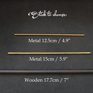 Puede incluir: Tres palos de diferentes longitudes y materiales. El palo superior es de metal dorado y mide 12,5 cm. El palo del medio es de metal dorado y mide 15 cm. El palo inferior es de madera y mide 17,7 cm.