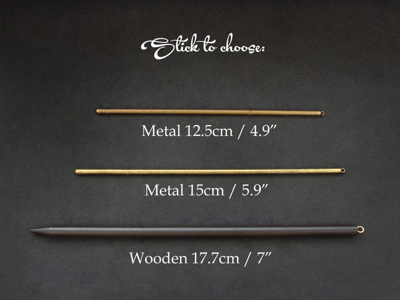Puede incluir: Tres palos de diferentes longitudes y materiales. El palo superior es de metal dorado y mide 12,5 cm. El palo del medio es de metal dorado y mide 15 cm. El palo inferior es de madera y mide 17,7 cm.