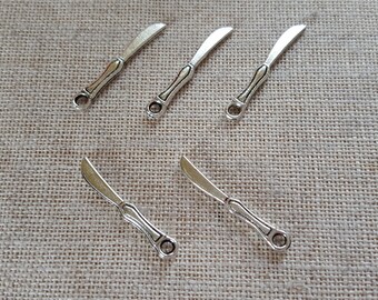 Charms coltello x 5. Charms posate. Charms di cuochi. Charms di cucina. Charms di stoviglie.  A tono argento tibetano. Venditore UK