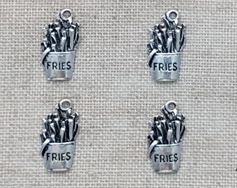 Patatine fritte Charms x 4.  Charms di chip.  Charms di cibo. A tono argento tibetano. Venditore UK.