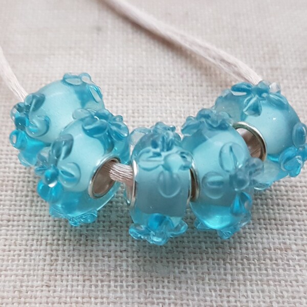 Perles en bleu glacier X 5.  Bleu perle au chalumeau.  Perle bleue. Perles de verre. Bracelet européen de Style. Vendeur Royaume-Uni