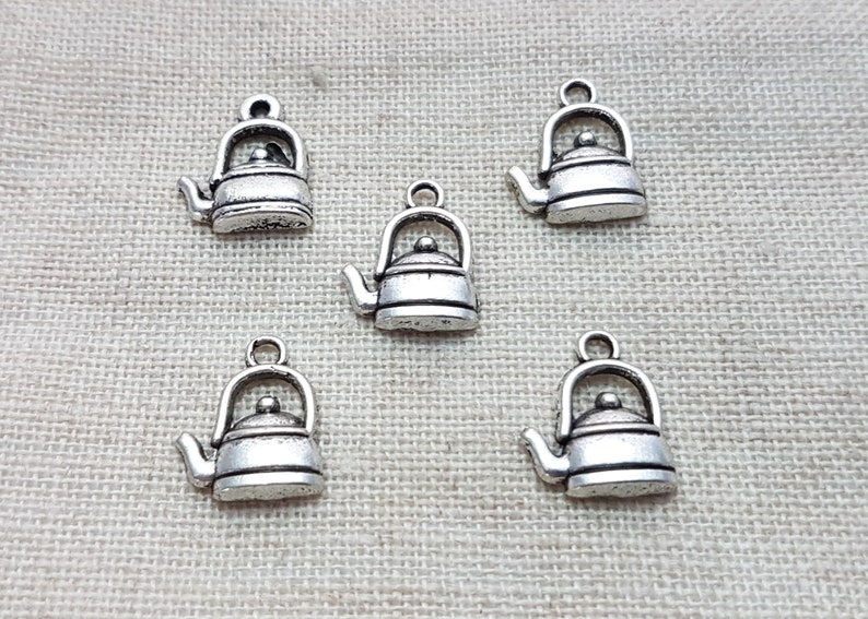 Bollitore e Charms X 5. Charms Teiera. A tono argento tibetano. Venditore UK immagine 4