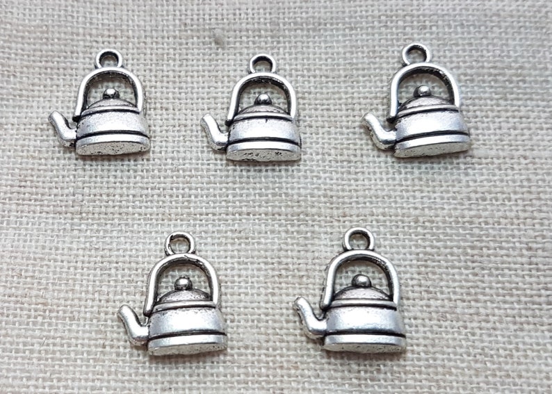 Bollitore e Charms X 5. Charms Teiera. A tono argento tibetano. Venditore UK immagine 2