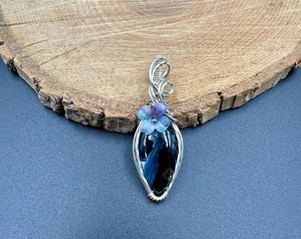 Agate pendant with accent resin flower