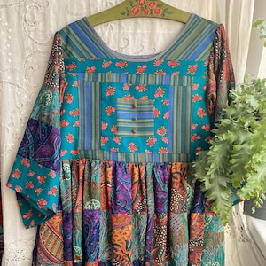 Handgemaakte vintage bloemen patchwork jurk Kuchi-stijl festival upcycle jurk medium