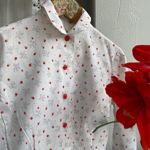 Vintage 50s 60s white blouse with novelty print Peter Pan collar bracelet sleeve blouse small medium